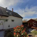 Estike Merevfalú Kerti Medencével Apartman