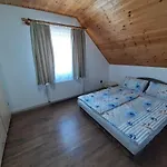 Estike Merevfalú Kerti Medencével *