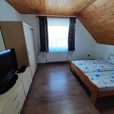 Estike Nyaralo Merevfalu Kerti Medencevel *
